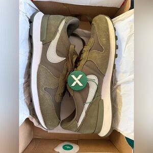 Rare *Nike (WMNS) Internationalist 'Olive'